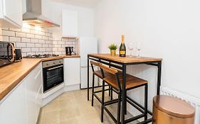 Two Bedroom Apartment - En Suites - Smart Tv'S - Wifi - Netflix - Bearwood